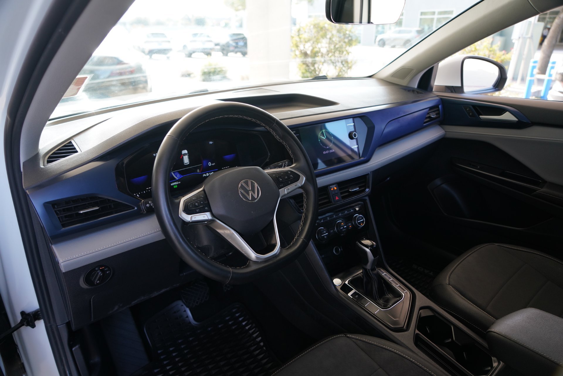 Certified 2024 Volkswagen Taos SE FWD image 8