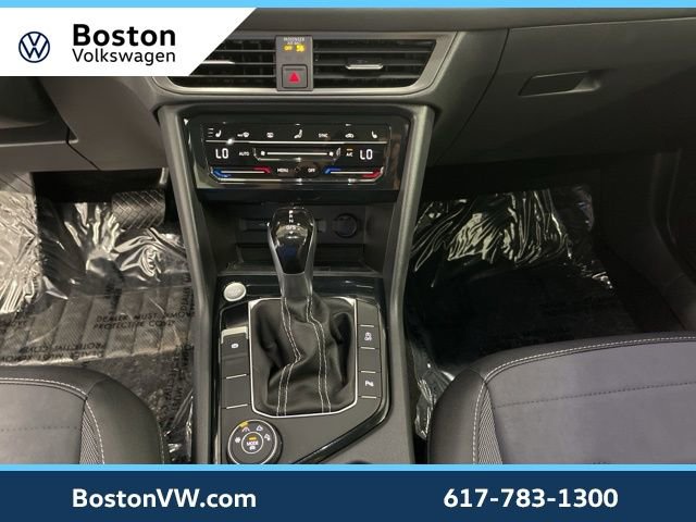 Used 2025 Volkswagen Taos SE image 17