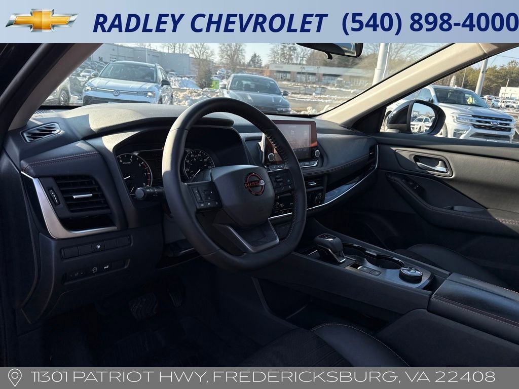 Used 2025 Nissan Rogue SV image 4