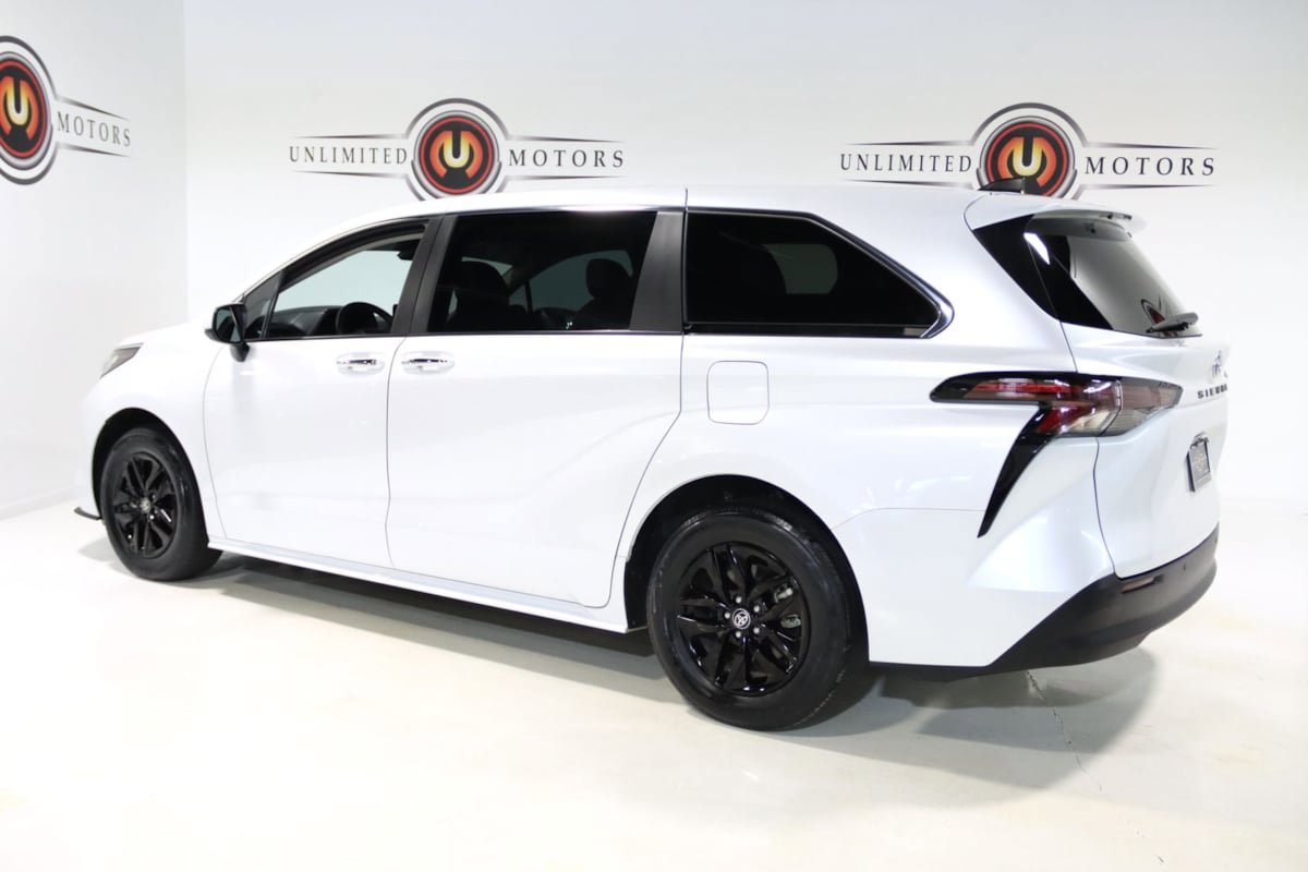 Used 2023 Toyota Sienna XLE FWD image 3