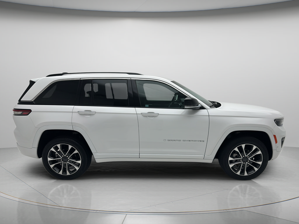 Used 2023 Jeep Grand Cherokee Overland w/ Luxury Tech Group IV AWD/4WD image 3