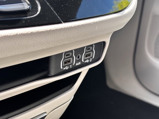 Used 2024 Chrysler Pacifica Touring-L image 16