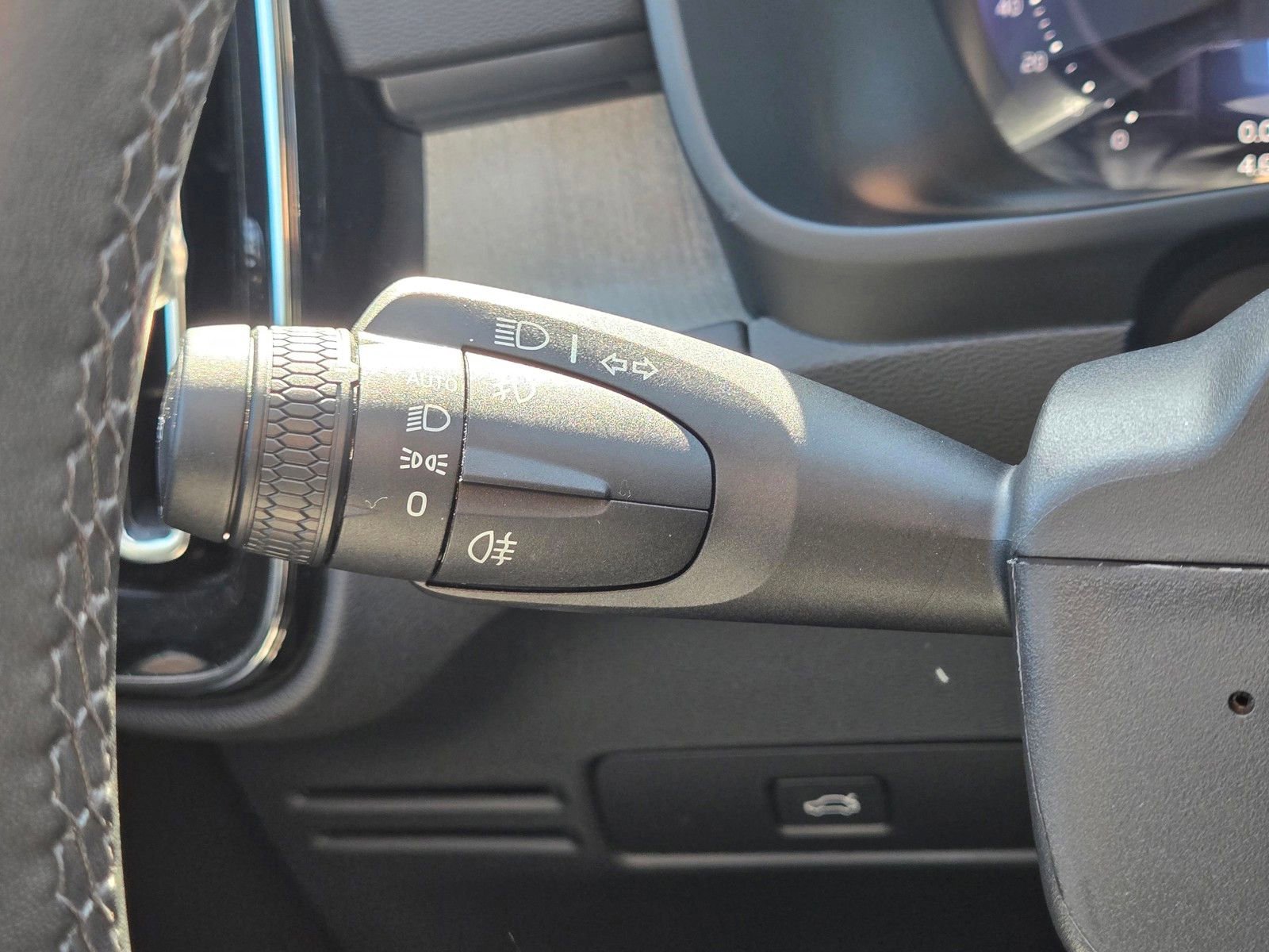 Used 2025 Volvo XC40 B5 Plus image 19