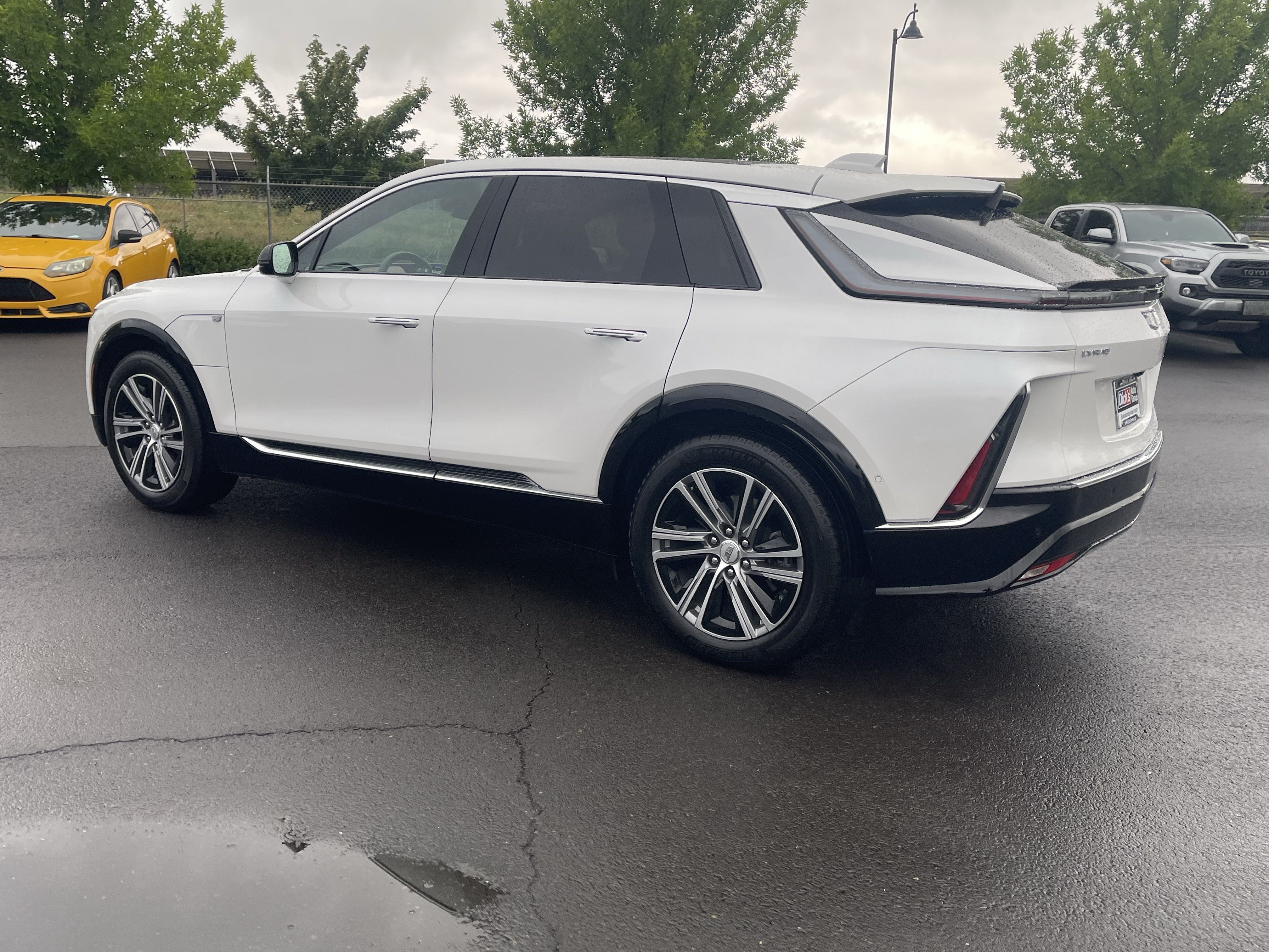Used 2024 Cadillac Lyriq Luxury AWD/4WD image 3