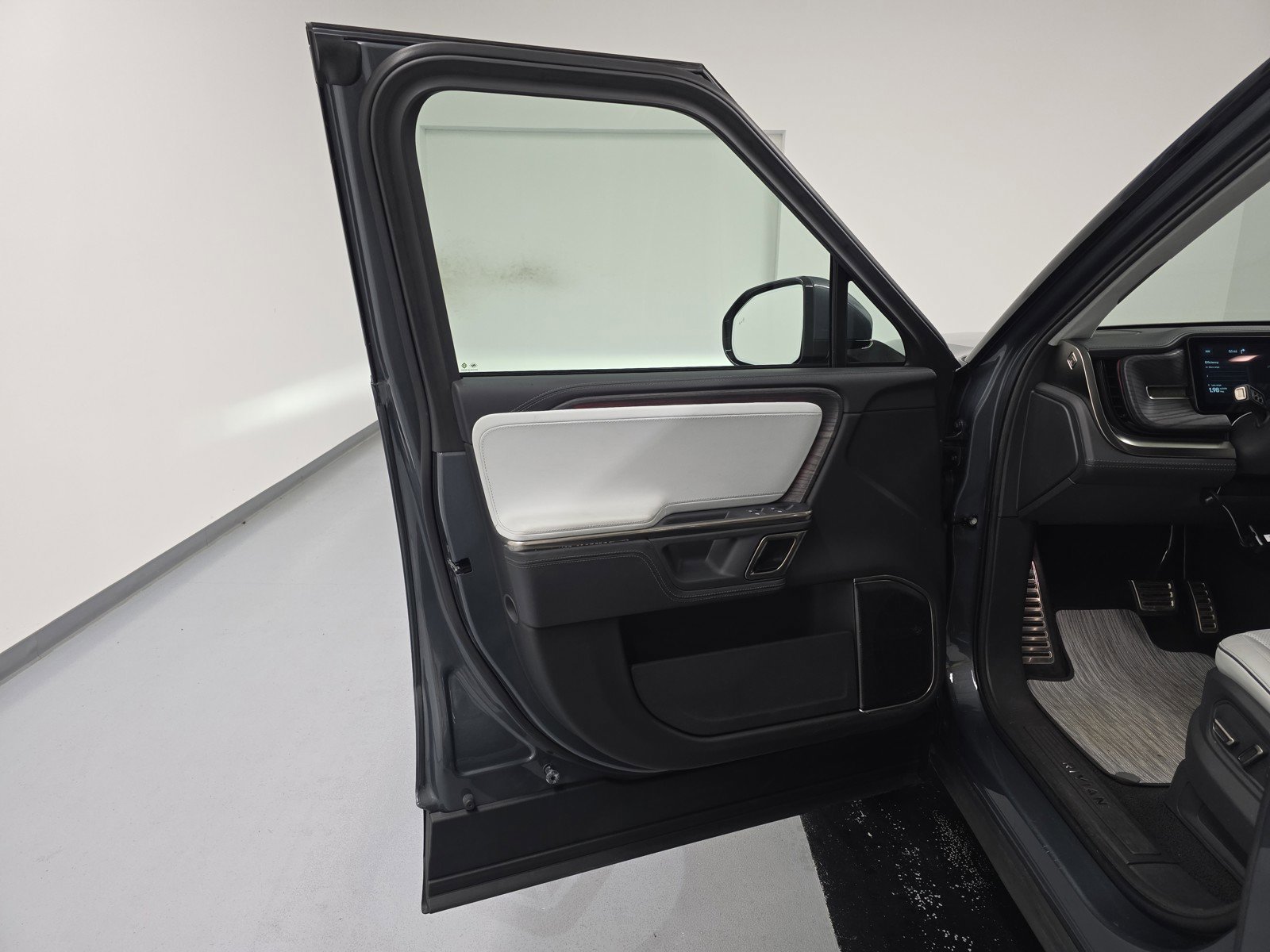 Used 2023 Rivian R1T Adventure image 16