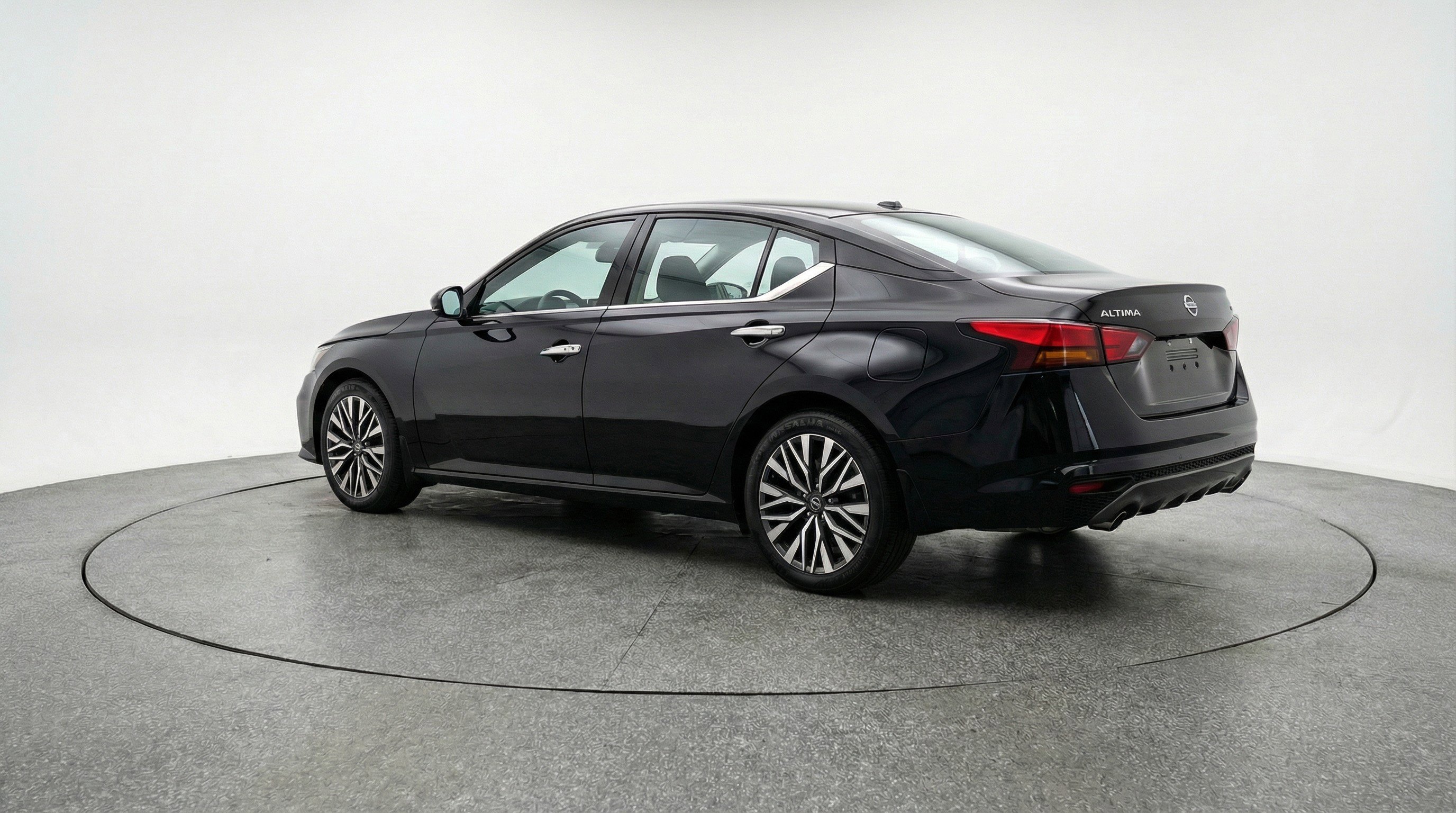 Used 2025 Nissan Altima 2.5 SV image 6