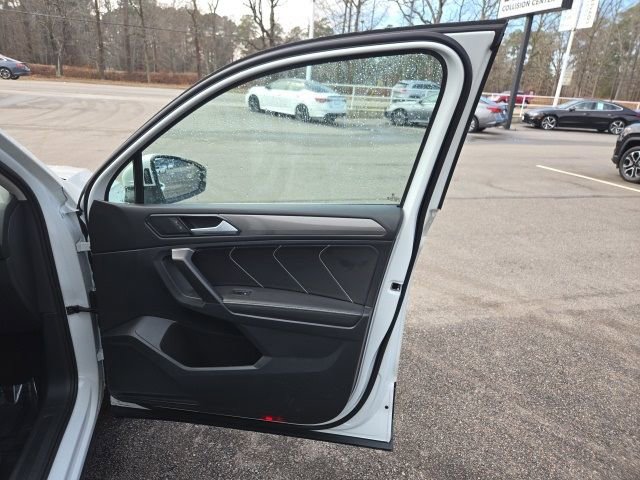 Used 2023 Volkswagen Tiguan SE w/ Panoramic Sunroof Package image 35