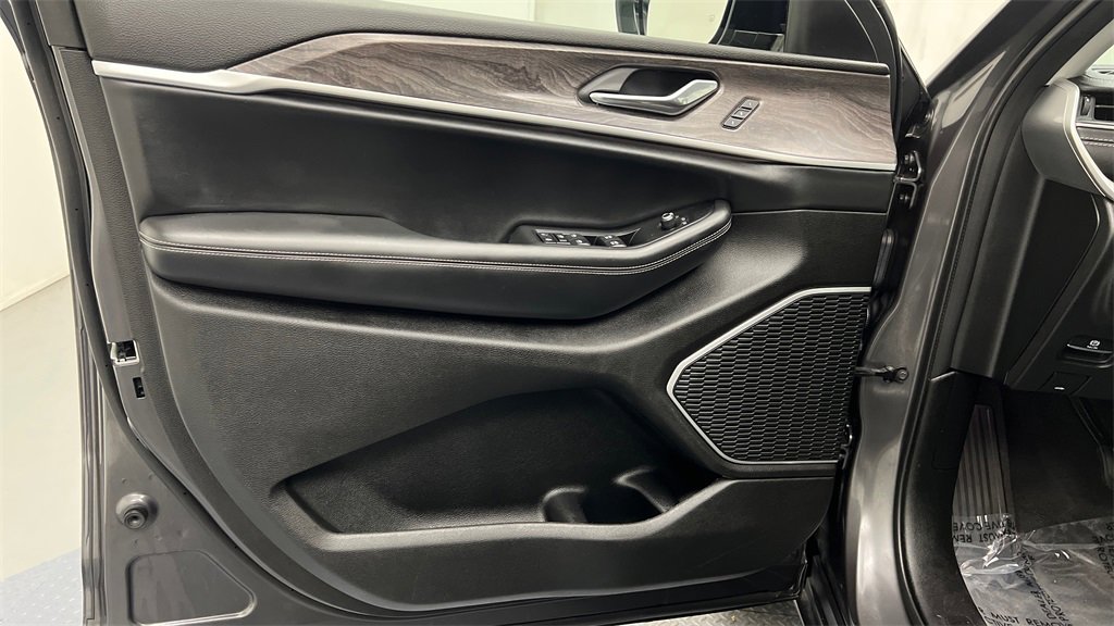 Used 2022 Jeep Grand Cherokee L Limited image 18