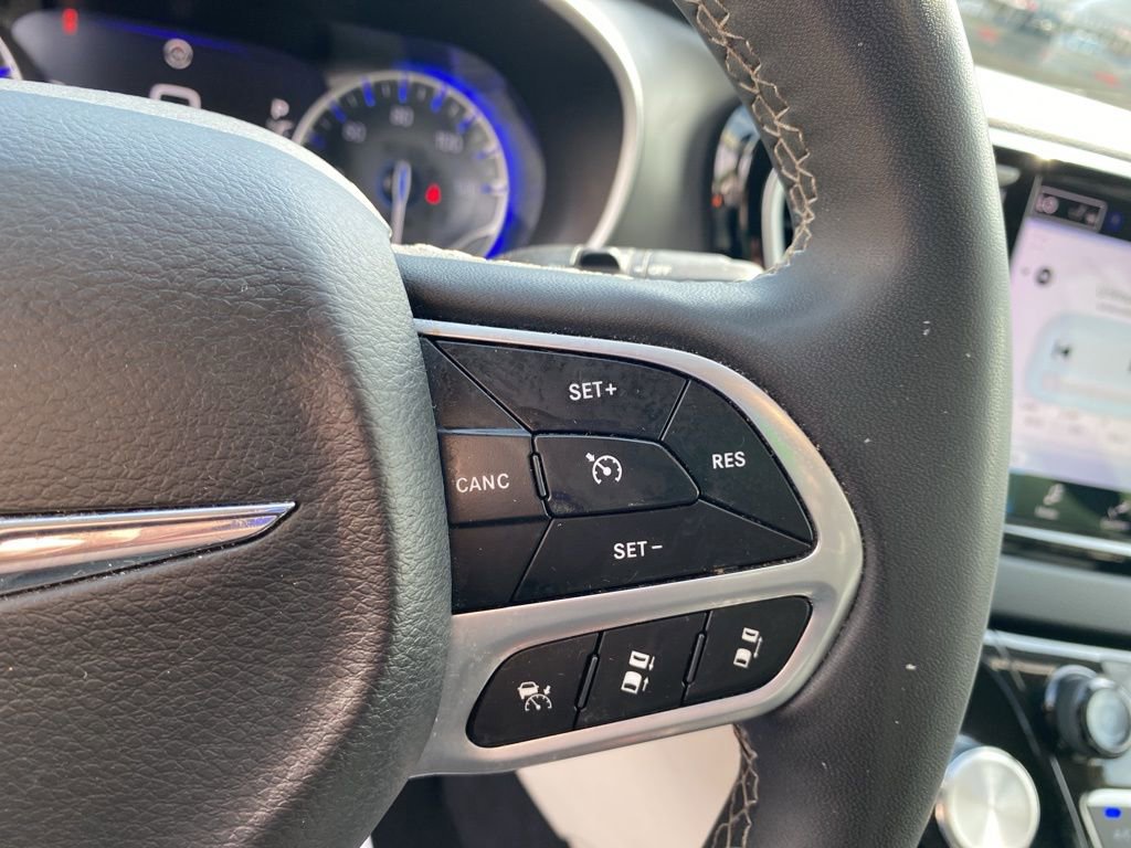 Used 2023 Chrysler Pacifica Touring-L image 27