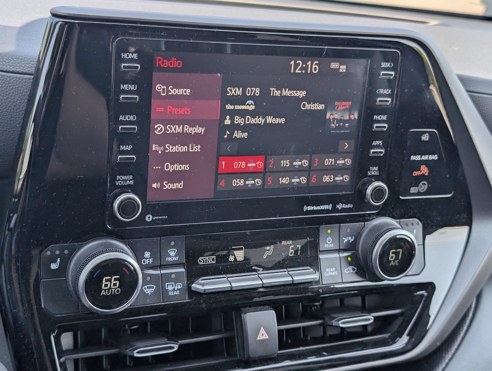 Used 2022 Toyota Highlander XLE FWD image 11