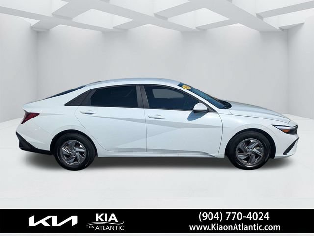 Used 2025 Hyundai Elantra SE FWD image 2