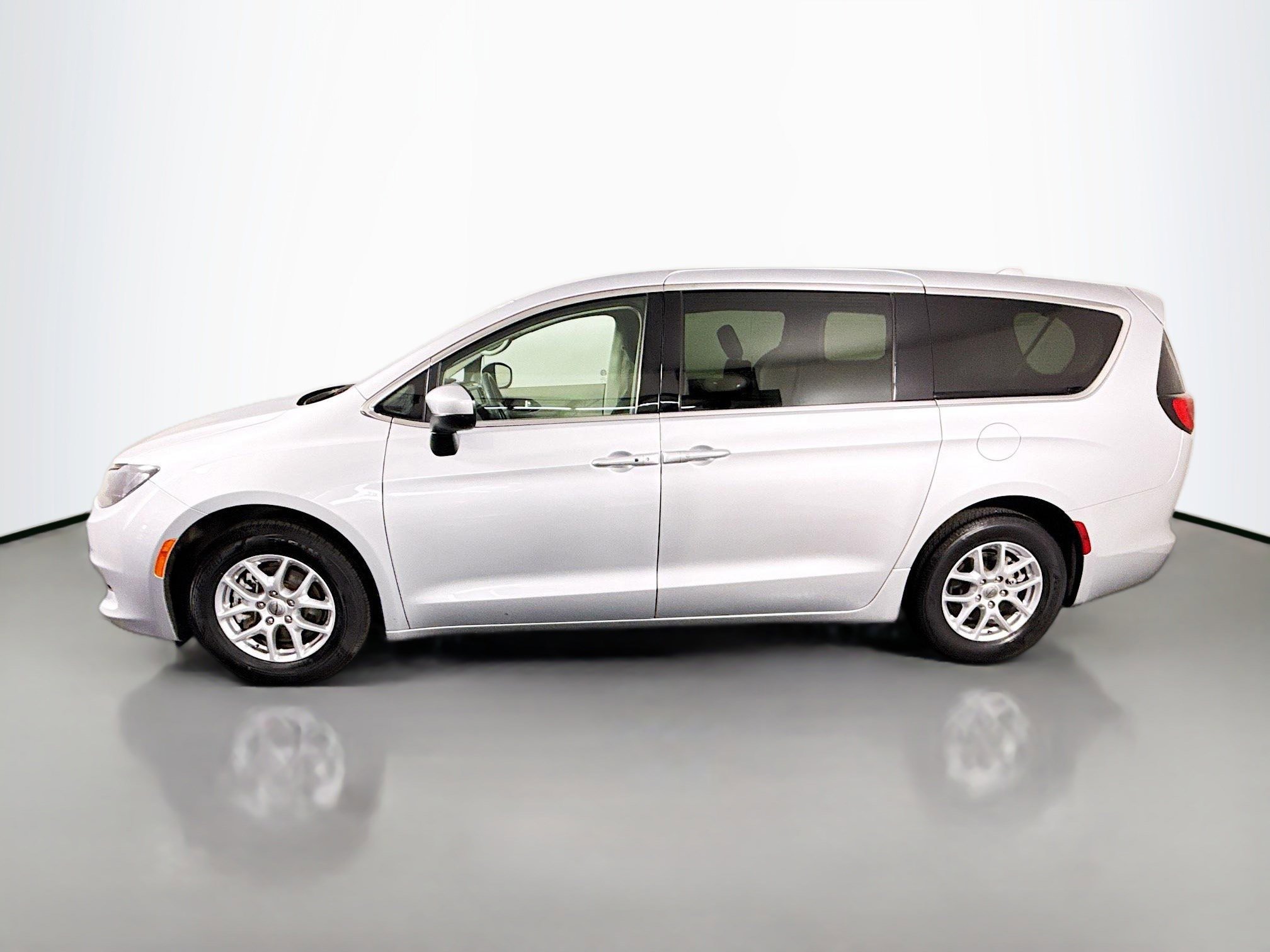 Used 2023 Chrysler Voyager LX FWD image 6