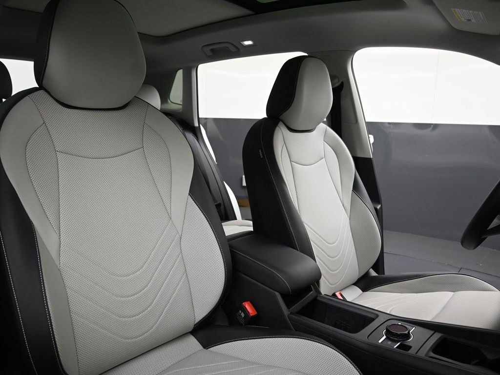 Used 2025 Volkswagen Tiguan SE w/ Panoramic Sunroof Package image 13