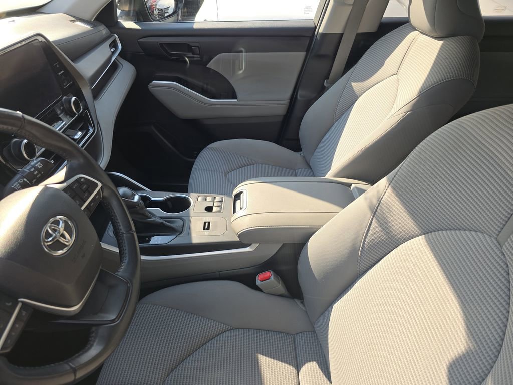 Used 2023 Toyota Highlander LE FWD image 16