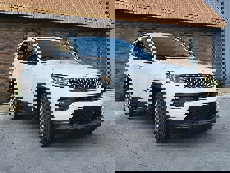 Used 2024 Jeep Compass Latitude image 8