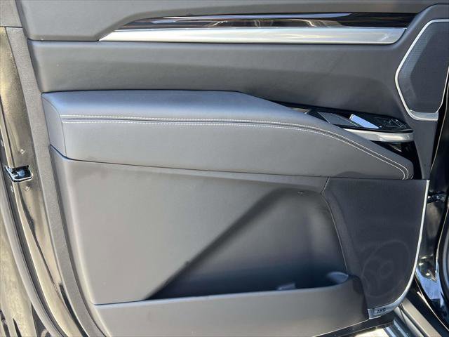 Used 2025 Cadillac Escalade ESV Premium Luxury image 14