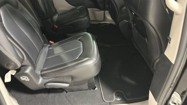 Used 2024 Chrysler Pacifica Touring-L FWD image 27
