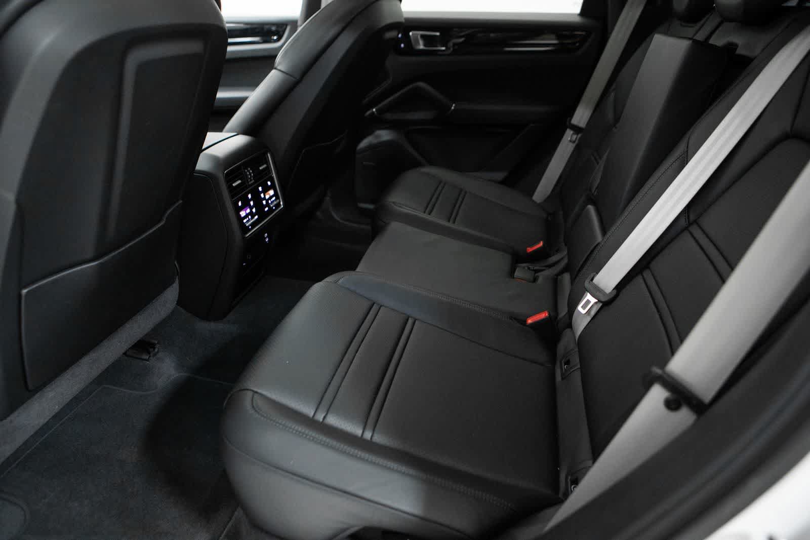Certified 2023 Porsche Cayenne Platinum Edition AWD/4WD image 33