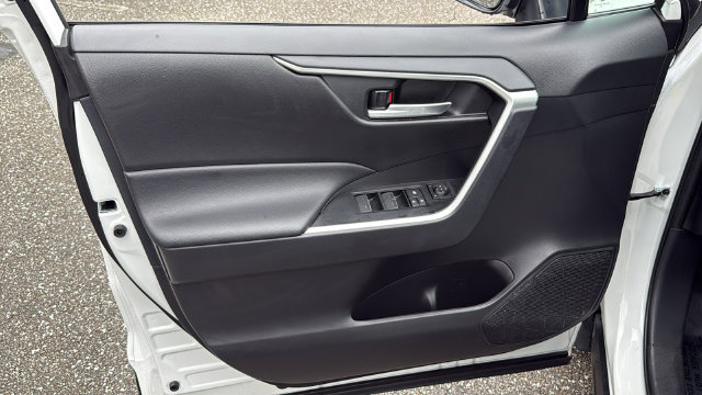 Used 2025 Toyota RAV4 XLE AWD/4WD image 17
