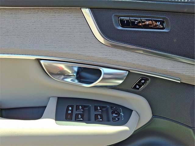 New 2026 Volvo XC90 B5 Plus image 8