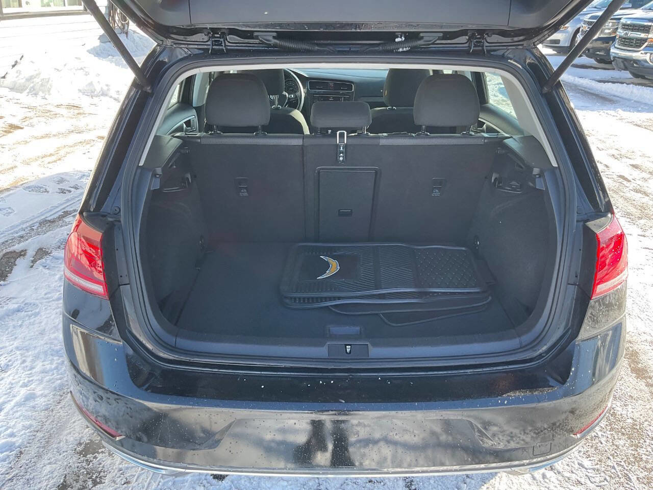 Used 2019 Volkswagen Golf S image 11