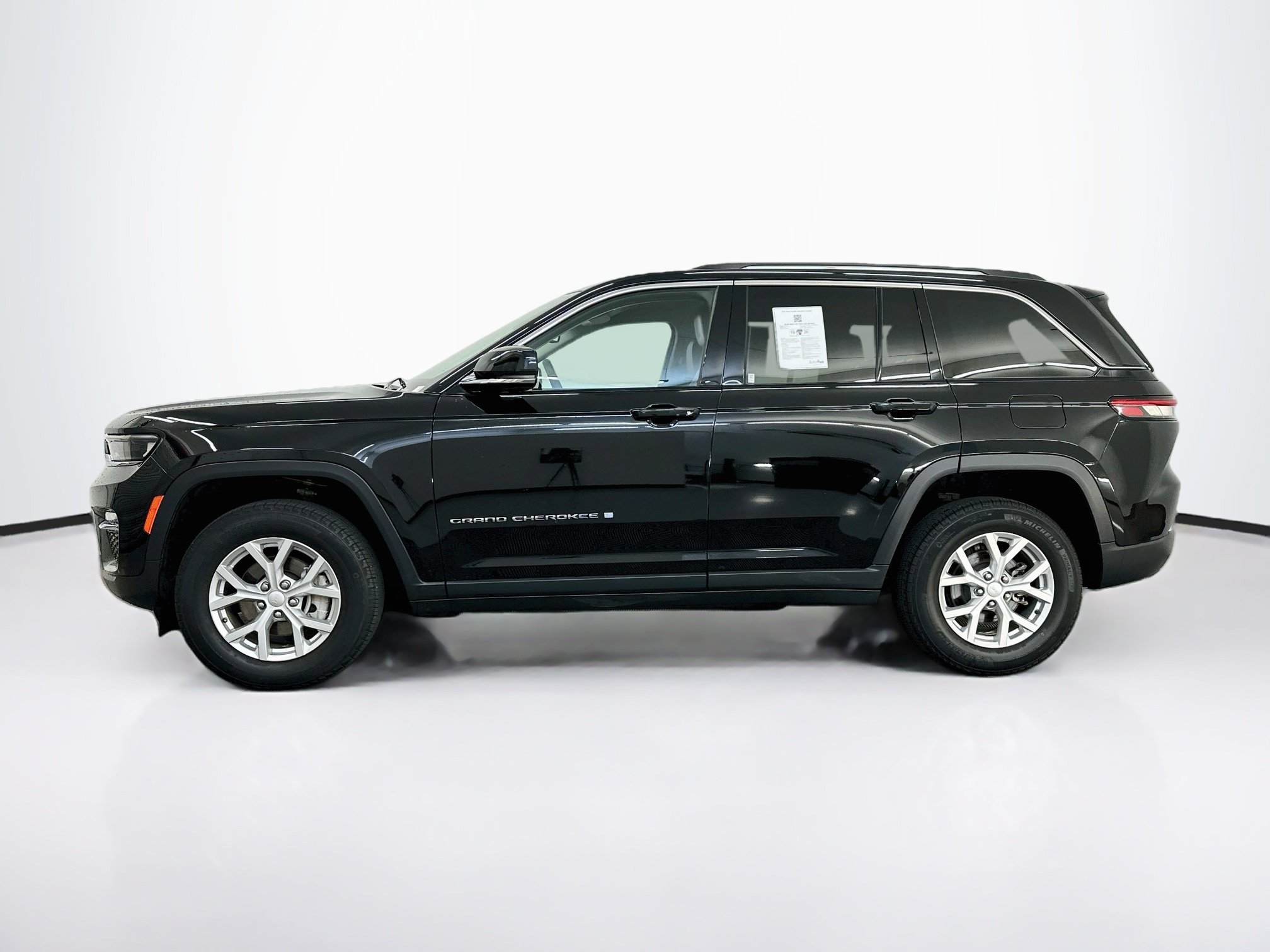 Used 2023 Jeep Grand Cherokee Limited AWD/4WD image 4
