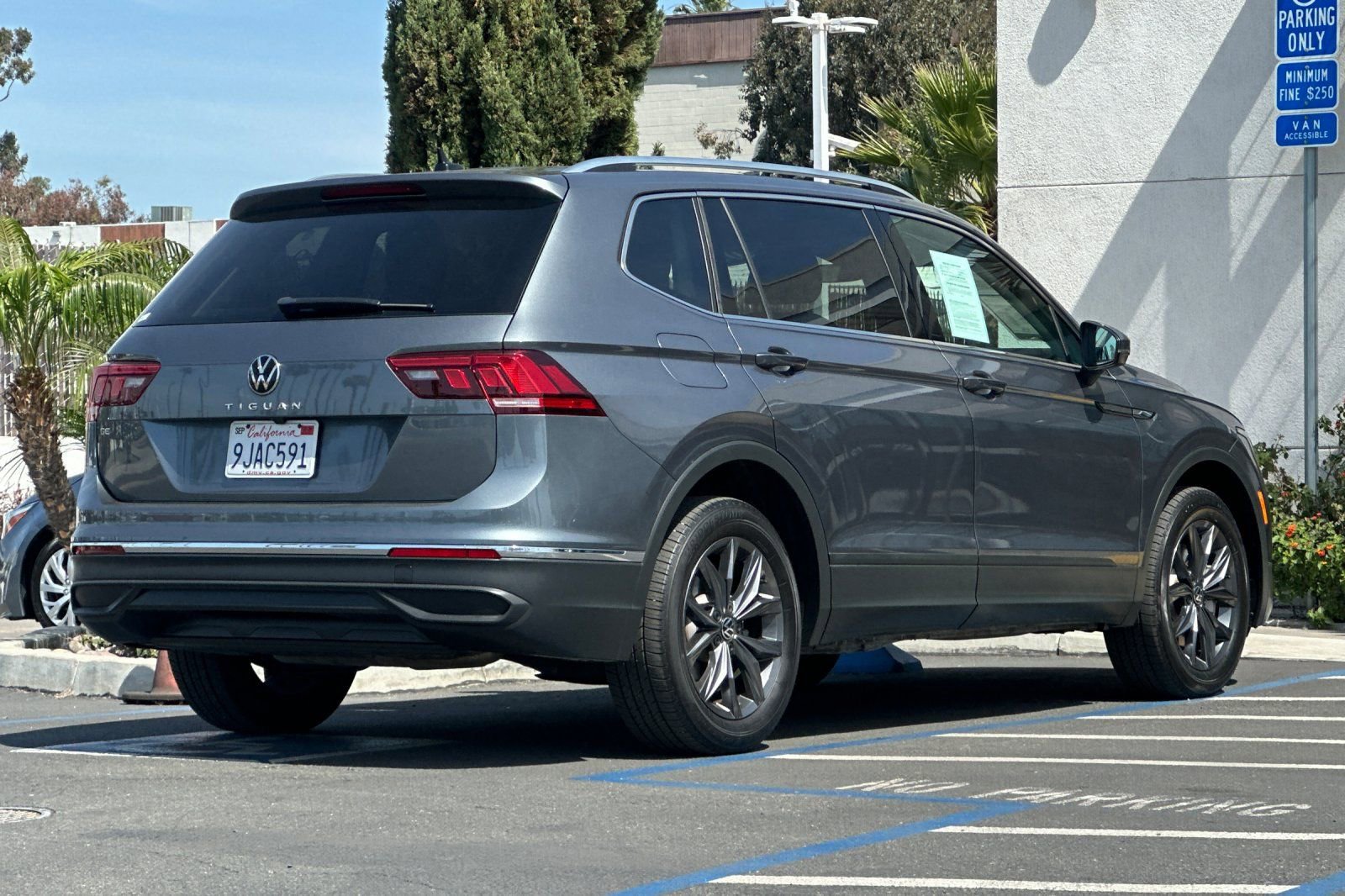 Certified 2023 Volkswagen Tiguan SE w/ Panoramic Sunroof Package image 4
