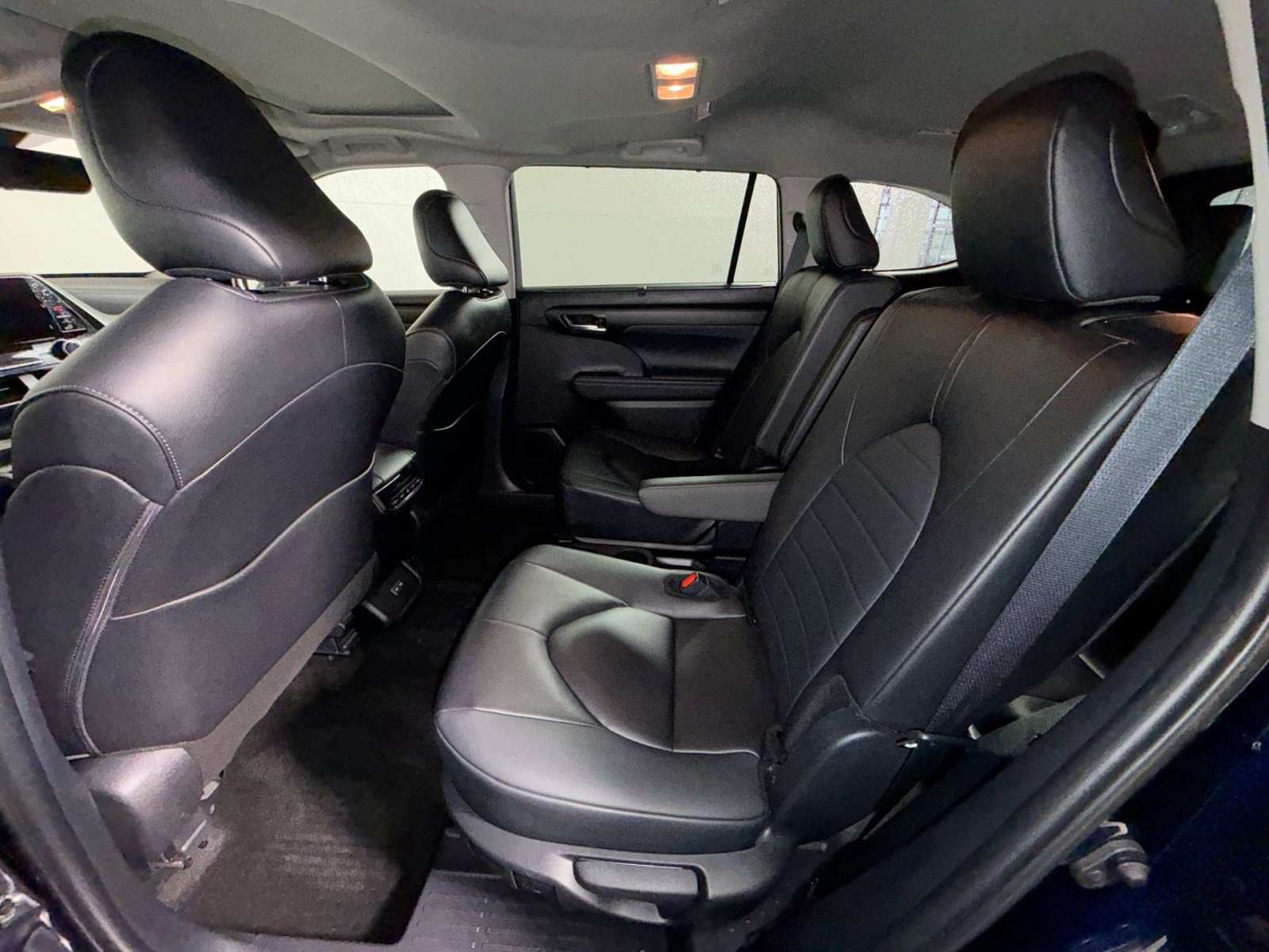 Used 2025 Toyota Highlander XLE AWD/4WD image 25