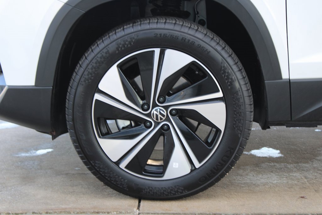 Certified 2025 Volkswagen Taos SE image 30