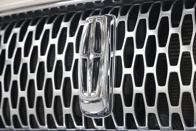 Used 2023 Lincoln Nautilus Reserve AWD/4WD image 4