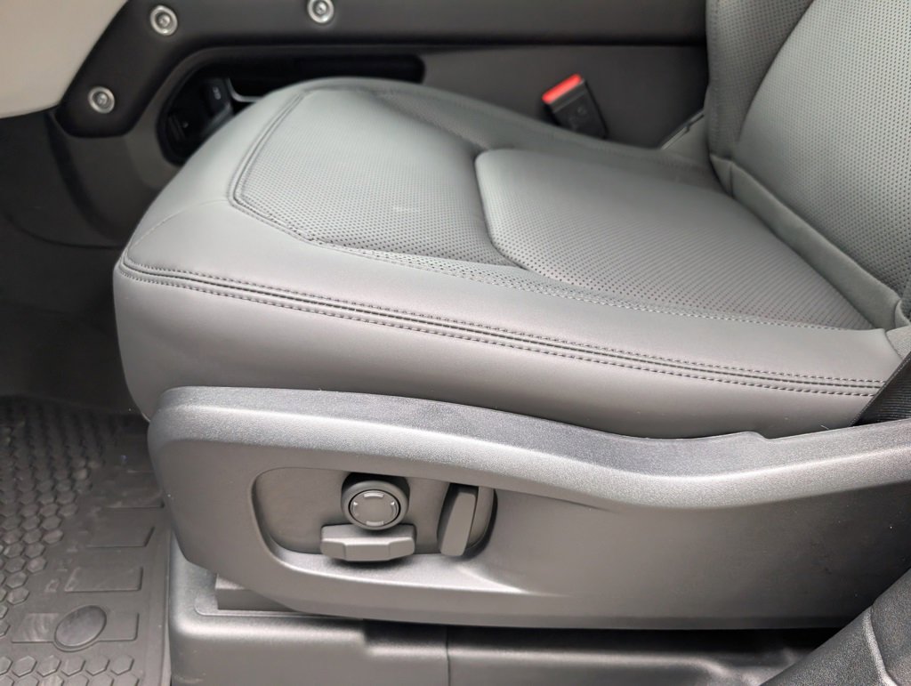 New 2026 Land Rover Defender 110 S image 27