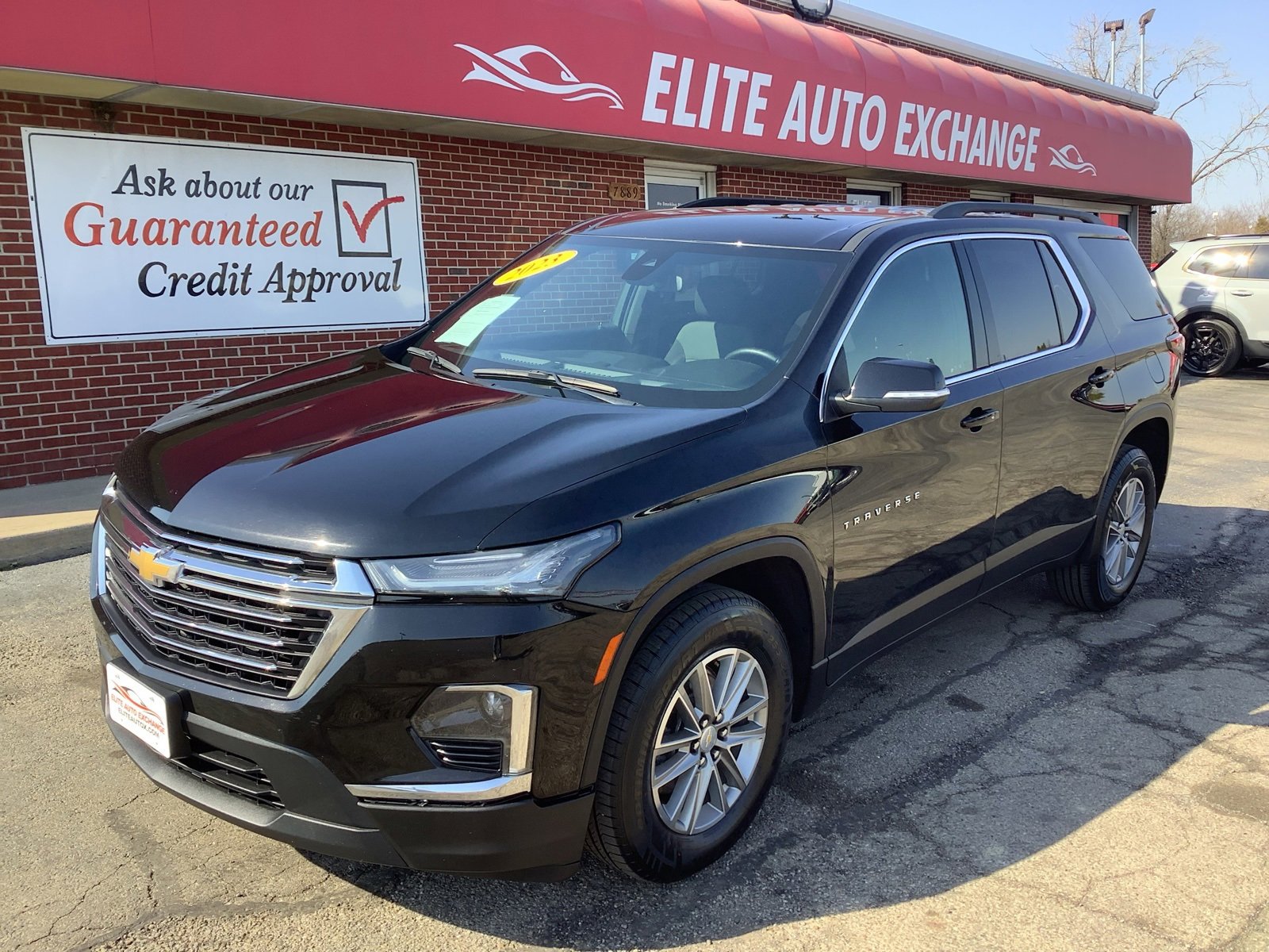 Used 2023 Chevrolet Traverse LT image 1