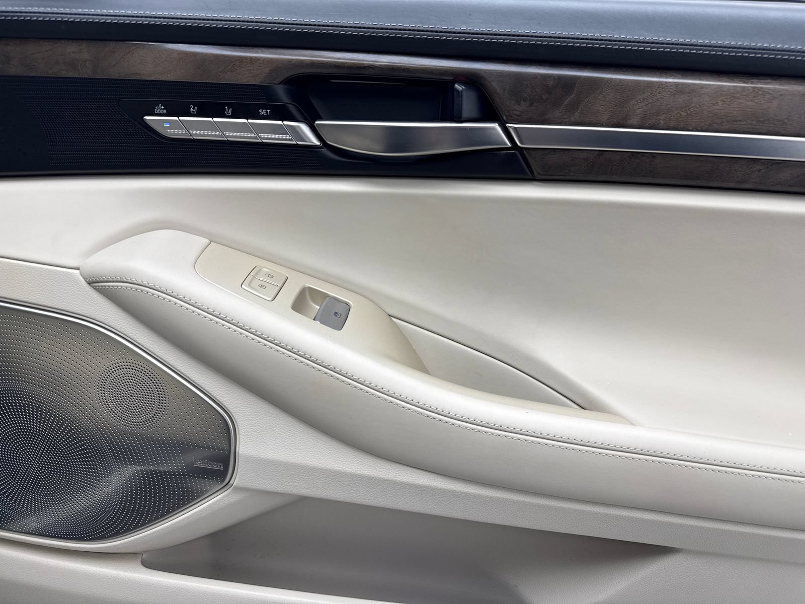Used 2019 Genesis G90 3.3T Premium RWD image 44