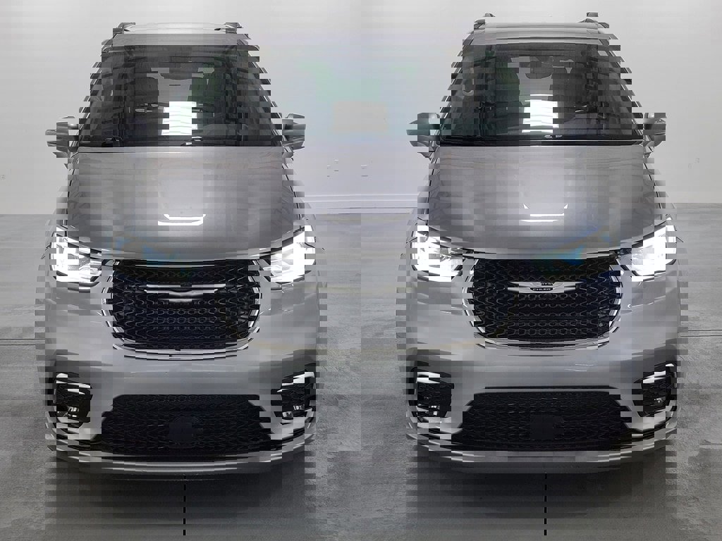 Used 2021 Chrysler Pacifica Touring-L image 3