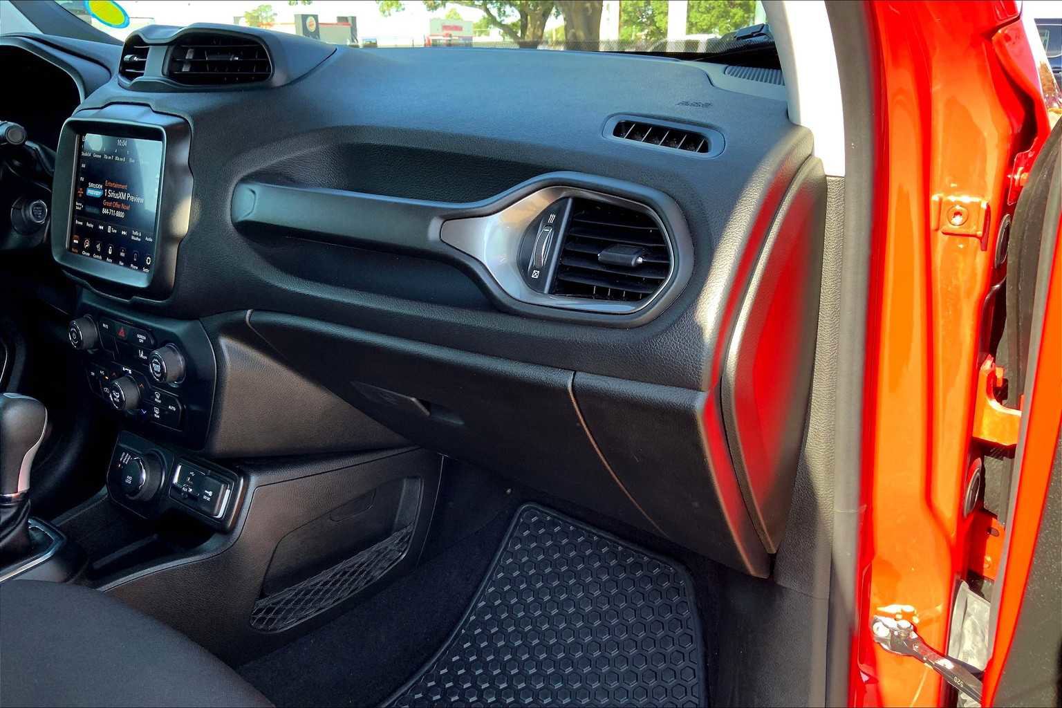 Used 2023 Jeep Renegade Latitude w/ Premium Group image 18