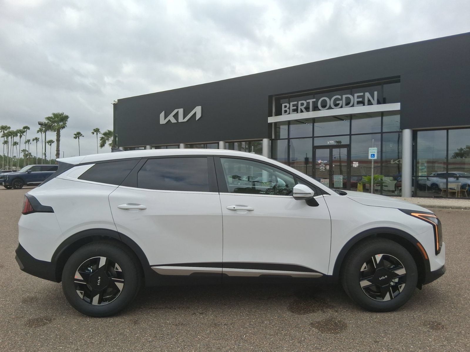New 2026 Kia Sportage LX w/ LX Convenience Package FWD image 3