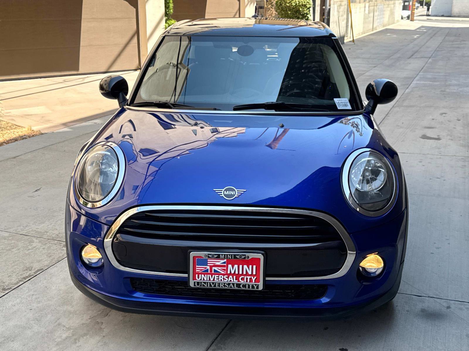 Used 2019 MINI Cooper 4-Door Hardtop w/ Signature Upholstery Package image 2