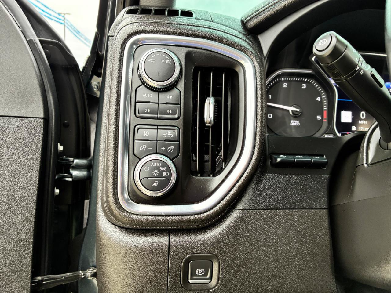 Used 2023 GMC Sierra 2500 Denali w/ Denali Ultimate Package AWD/4WD image 25