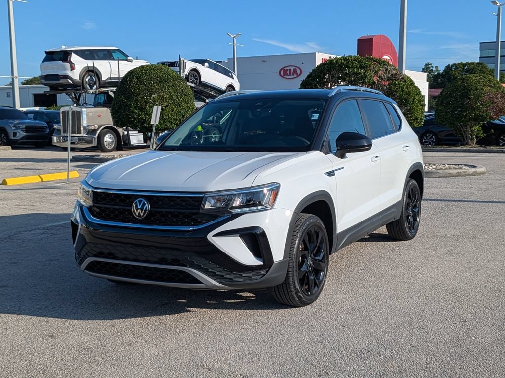 Certified 2023 Volkswagen Taos SE w/ Panoramic Sunroof Package FWD image 2