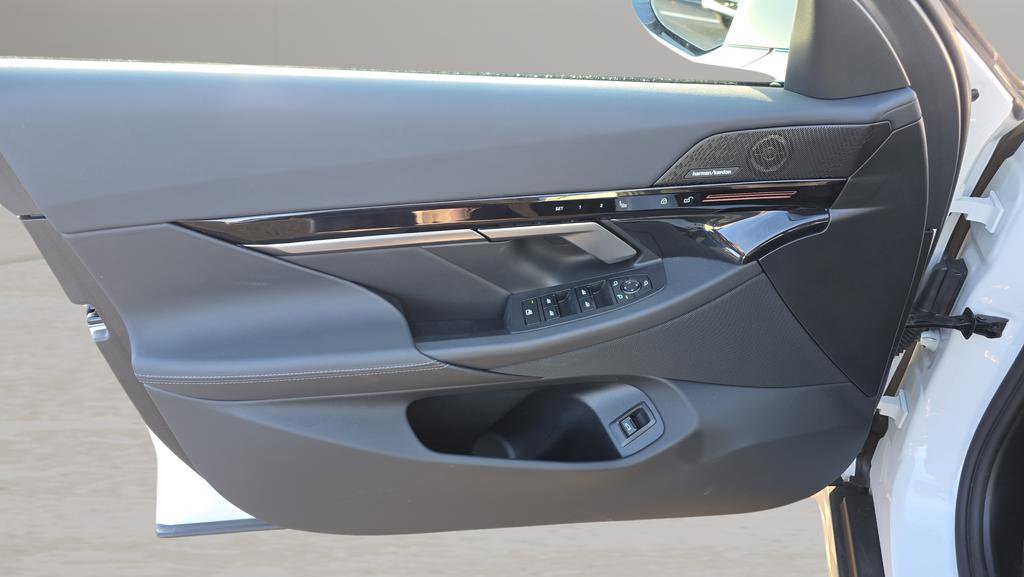 Used 2025 BMW 530i xDrive image 17