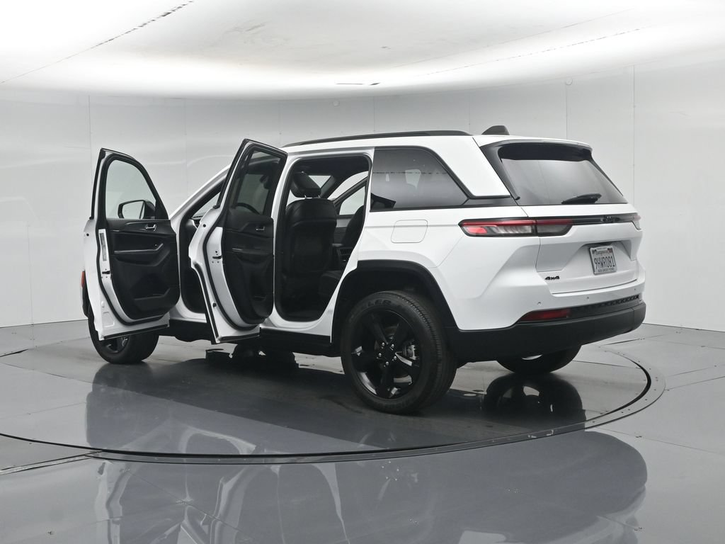 Used 2023 Jeep Grand Cherokee Laredo AWD/4WD image 38