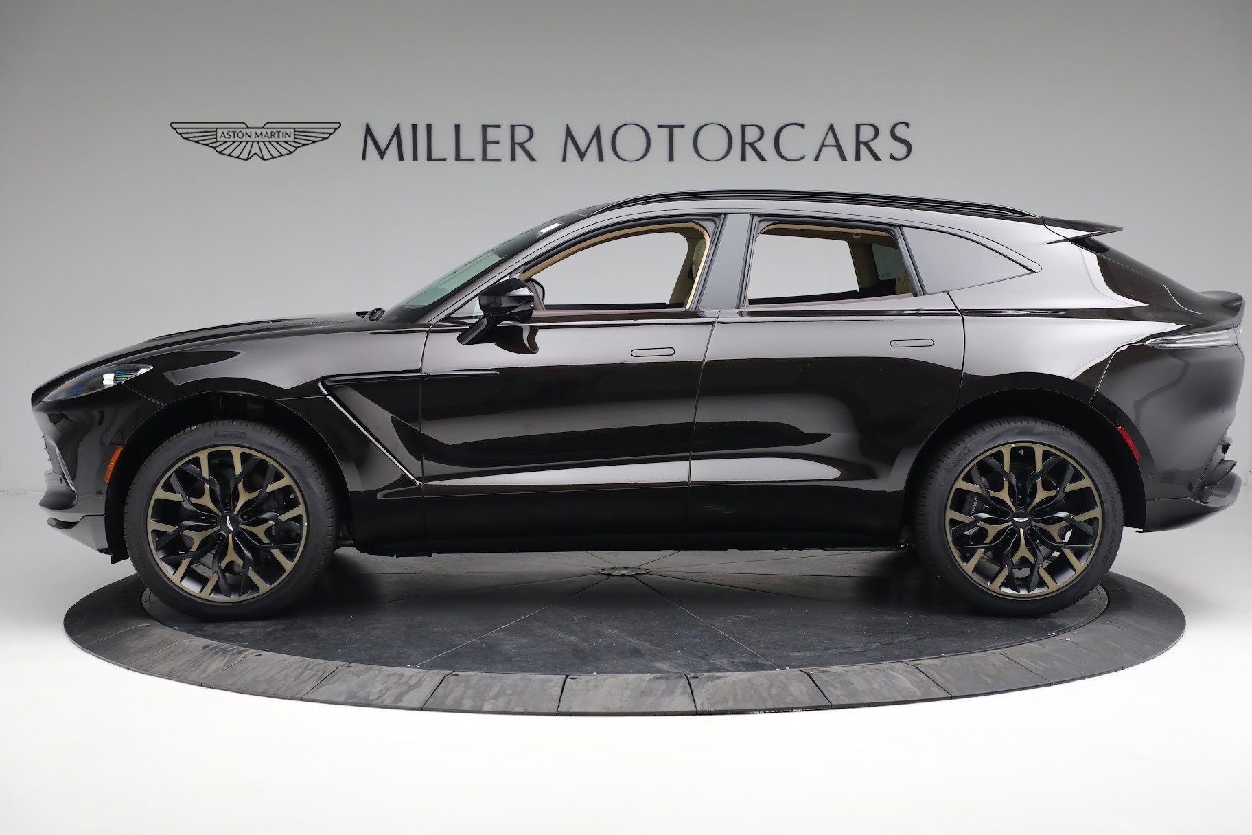 Used 2022 Aston Martin DBX image 2