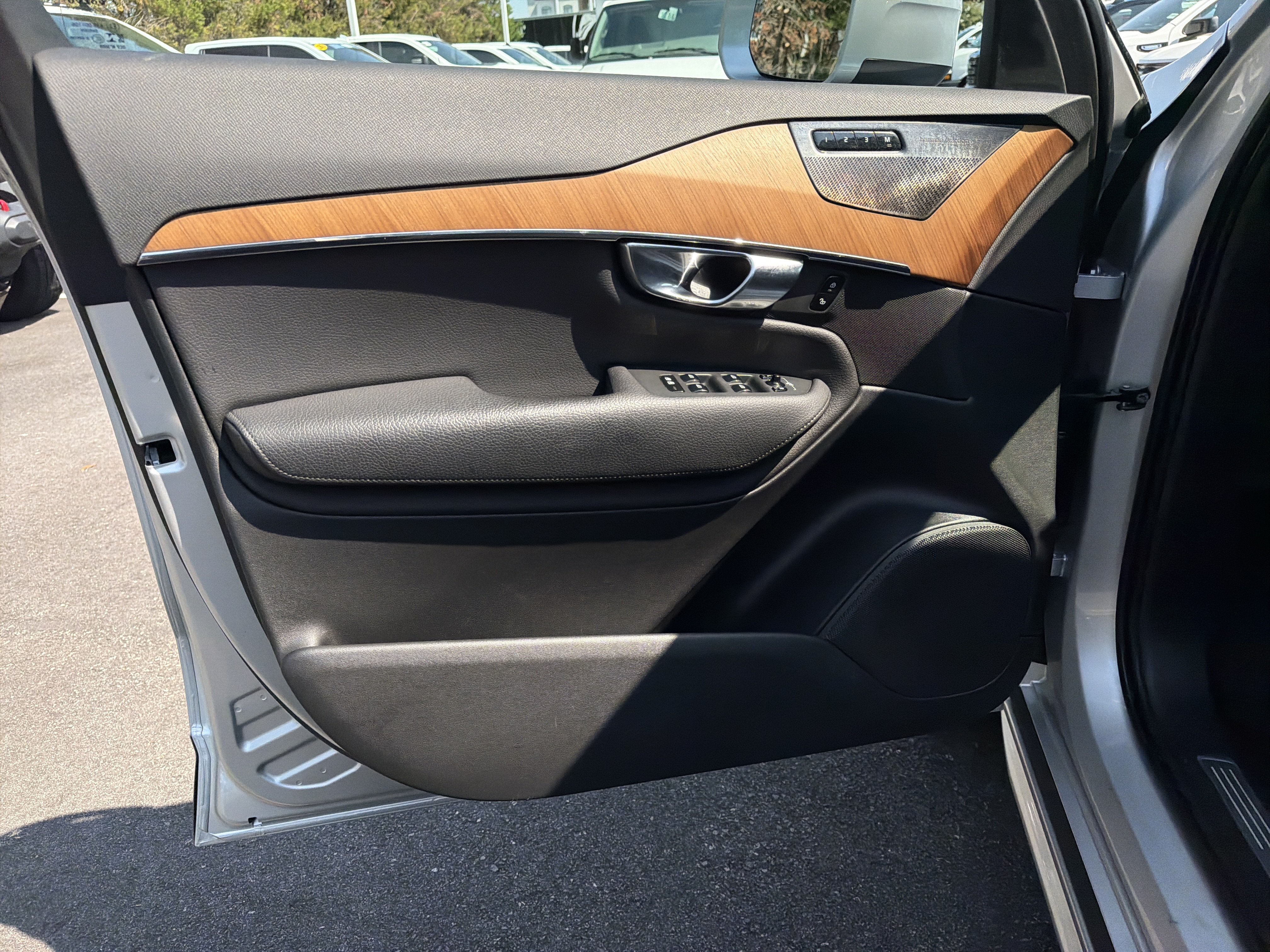 Used 2021 Volvo XC90 T6 Momentum w/ Advanced Package AWD/4WD image 14