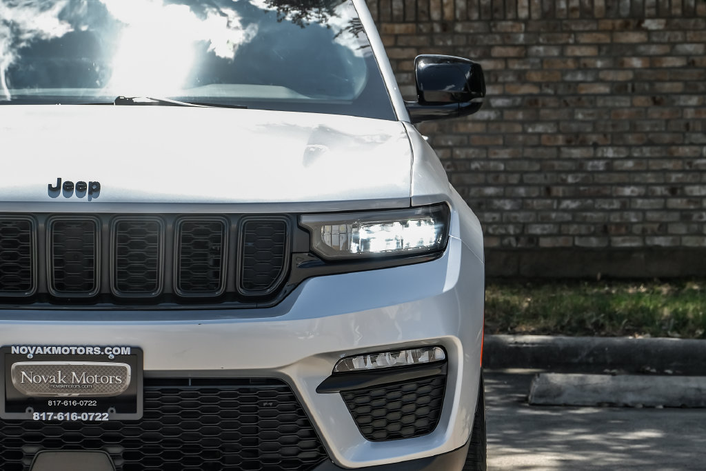 Used 2023 Jeep Grand Cherokee Limited w/ Black Appearance Package AWD/4WD image 50