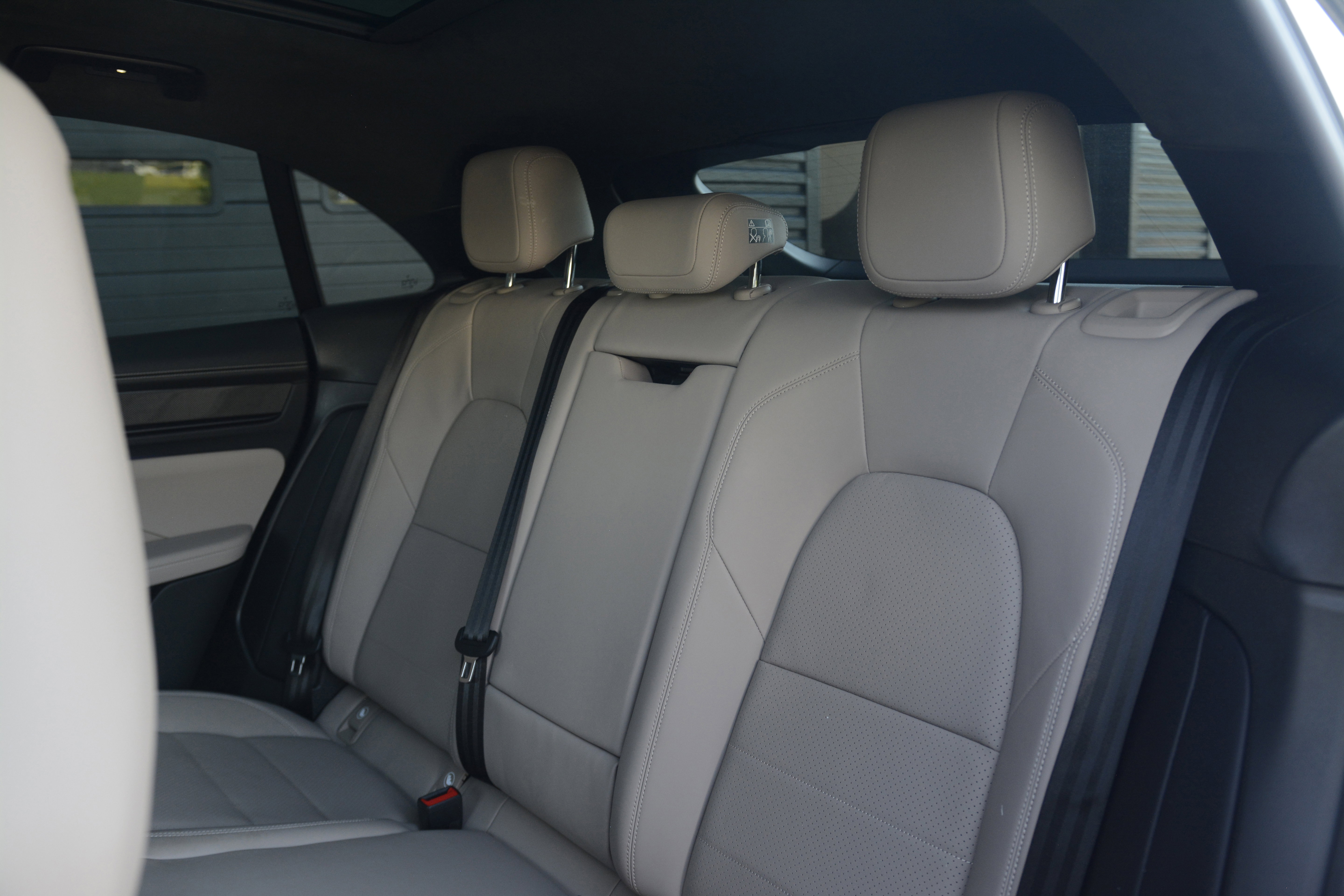 Certified 2025 Porsche Macan Turbo Electric AWD/4WD image 29