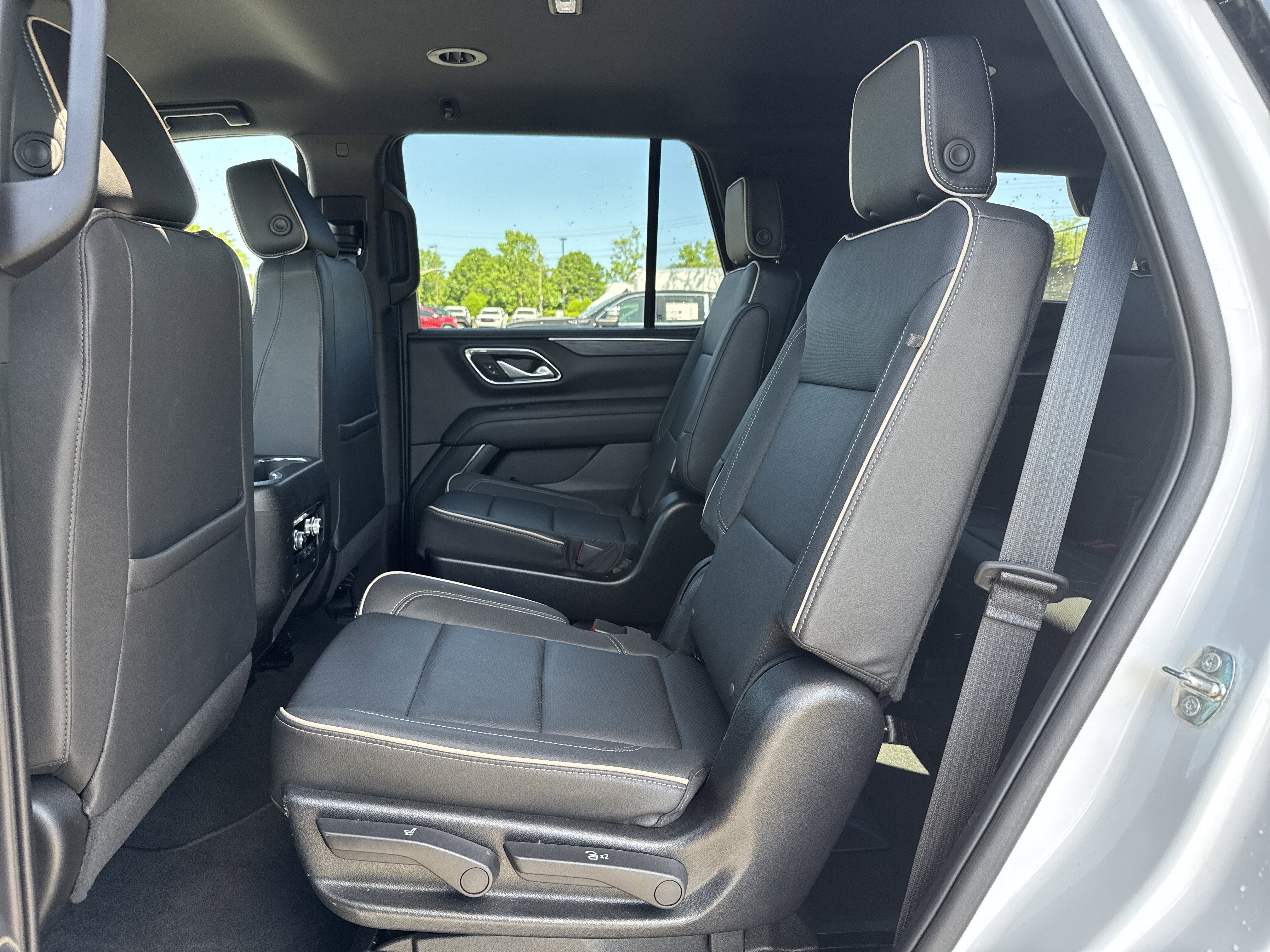 Used 2023 GMC Yukon SLT image 30