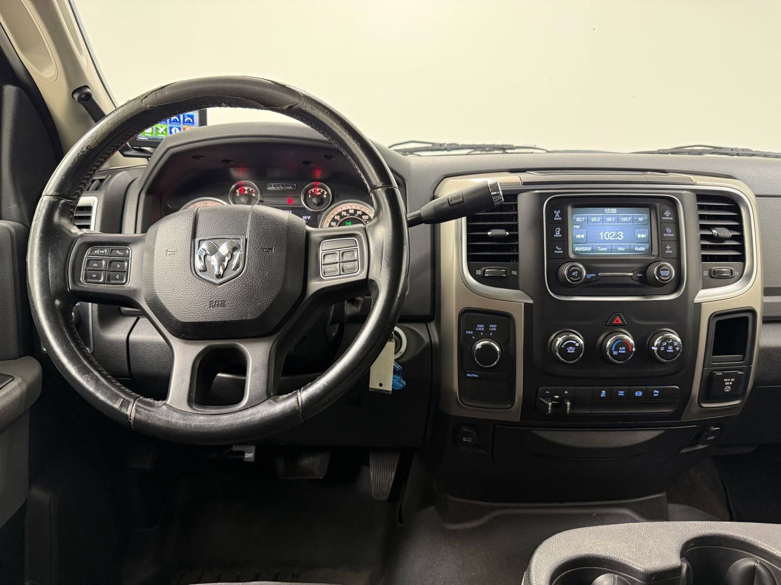 Used 2015 RAM 2500 SLT w/ Luxury Group image 23