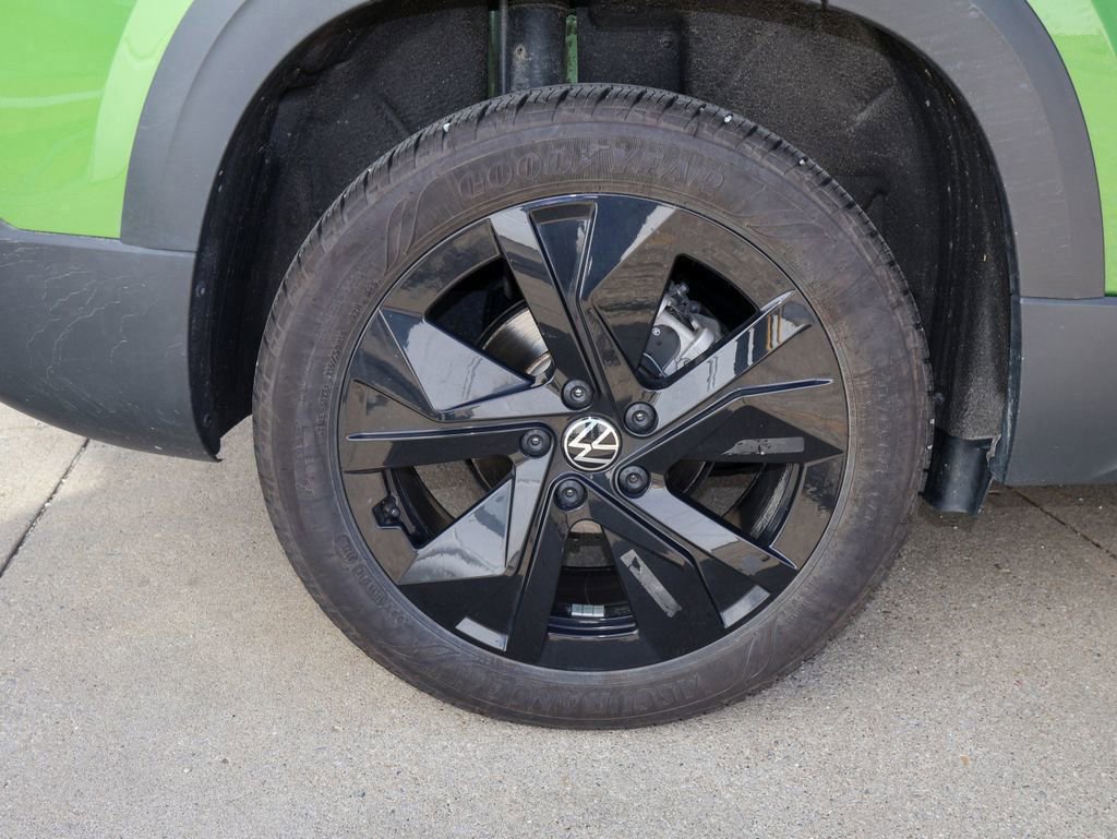 Certified 2025 Volkswagen Taos SE image 9