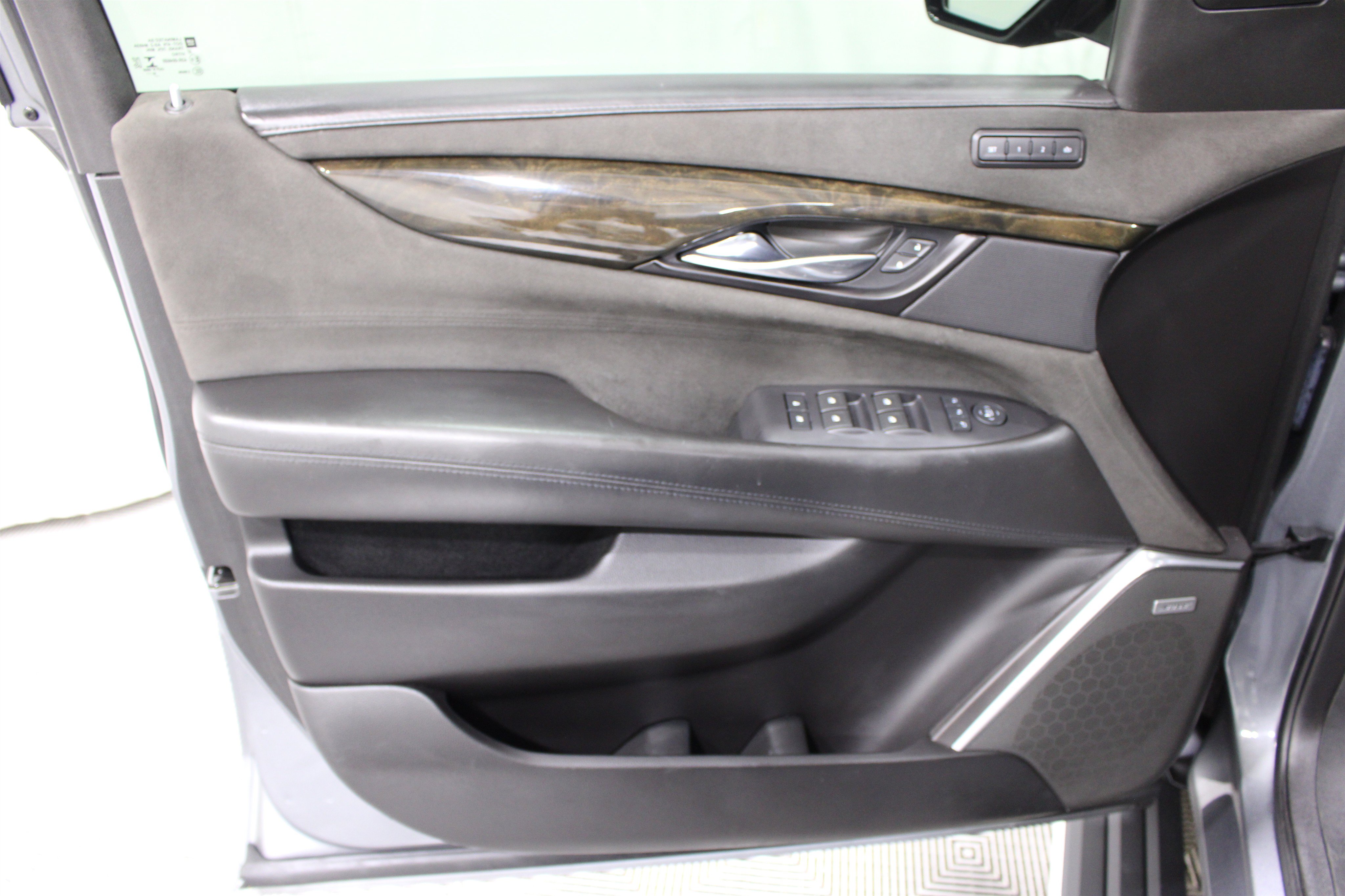 Used 2019 Cadillac Escalade ESV Platinum AWD/4WD image 6