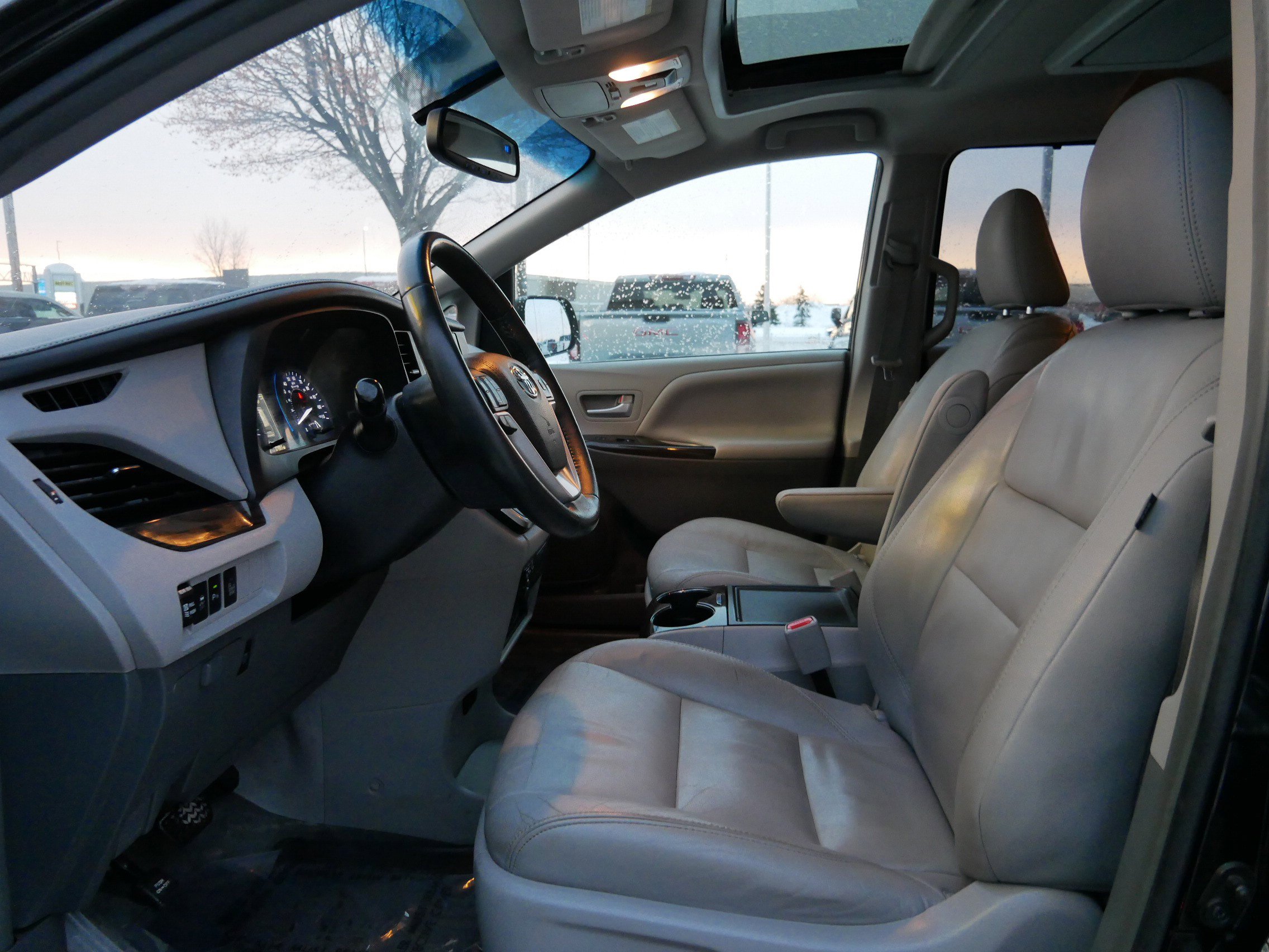 Used 2017 Toyota Sienna XLE image 9